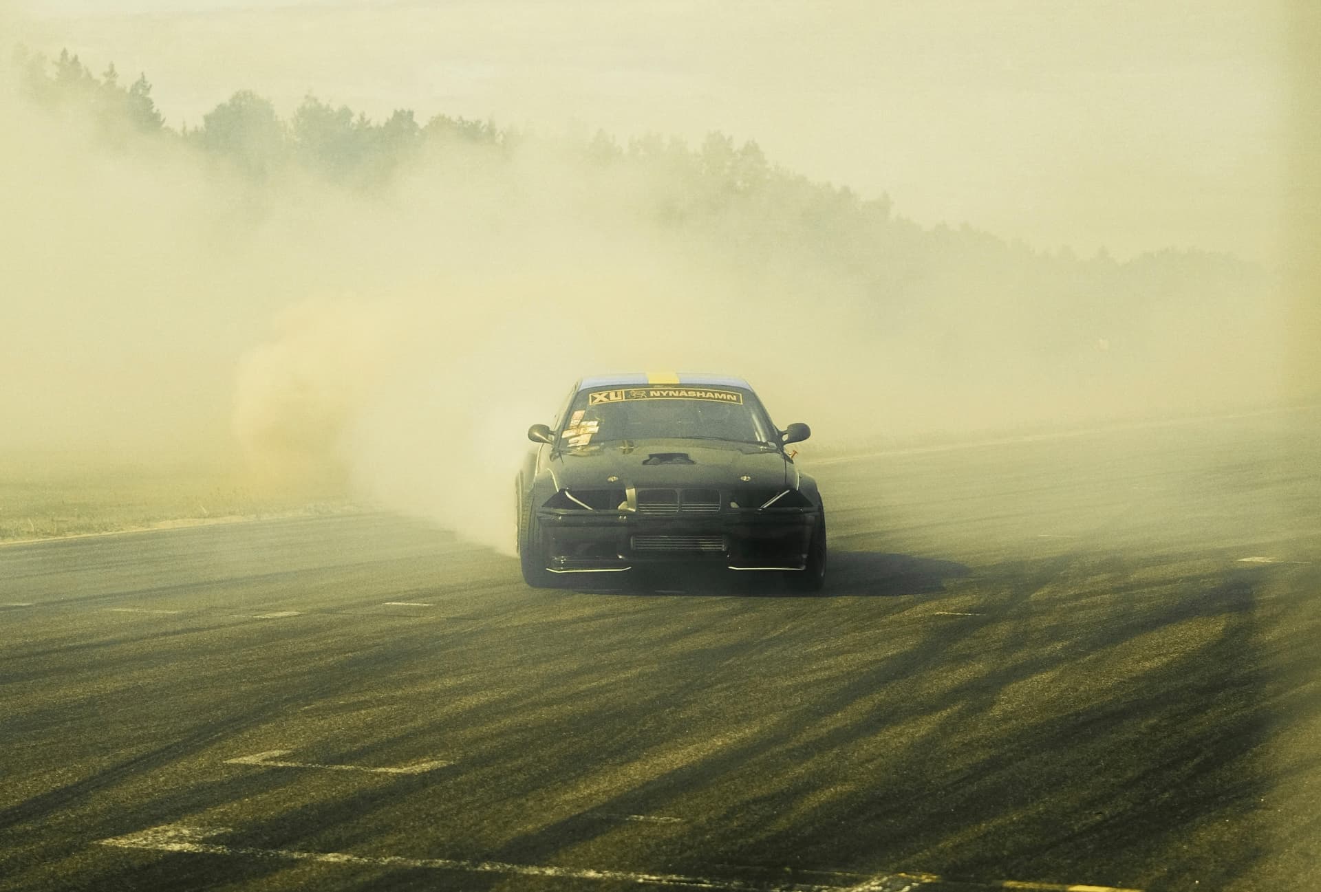 Drifting bil i rök